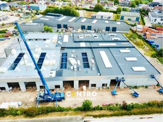 <u><strong>ALGEMEEN:</strong></u><br />Het betreft hier een opbouw van een nieuw bedrijfsverzamelgebouw, bestaande uit 18 KMO-units en 2 kantoren. <br />Rondom het gebouw is een private weg aangelegd met 58 parkeerplaatsen.<br /><br /><u><strong>Benaderende AFMETINGEN:</strong></u><br />Breedte: 11m x lengte: 28m of 307 m²<br /><br /><u><strong>AFWERKING:</strong></u><br />- <strong>Stalen constructie:</strong> gezandstraald, behandeld met lasprimer en voorzien van all meta coating<br />- <strong>Geïsoleerde (10cm PIR) gladde betonpanelen</strong> - EPB-conform<br />- <strong>Scheidingswanden in gladde betonpanelen</strong>, dienst doende als brandmuur (EI60)<br />- <strong>Gepolierde en gewapende betonvloer</strong> (15cm) met XPS vloerisolatie (volgens EPB-normering)<br />- <strong>Geïsoleerd (100mm PIR) plat dak</strong> bestaande uit geprofileerde staalplaten (Steeldeck met roofing)<br />met <strong>centrale lichtstraat</strong> (dubbelwandige polycarbonaat platen (2x 10mm vierwandig), voorzien van rook- en warmteafvoersysteem)<br />- 1 geïsoleerde, <strong>automatische sectionaalpoort</strong> (h: 4,20m; b: 4,50m) met afstandsbediening (één zender)<br />- Per unit is <strong>een raampartij </strong>voorzien en glazen inkomdeur. IDEAAL om nog een kantoorruimte te voorzien.<br />- Extra belasting voor zonnepanelen is voorzien: 15kg/m²<br /><br /><strong>Conform bijlage 6, Brandklasse C!</strong><br />Automatische branddetectie met RWA-luiken<br /><br /><u><strong>NUTSVOORZIENINGEN:</strong></u><br />De individuele aansluitingen per unit op water, elektriciteit (40A, 3 x 400V), internet/telefoonkabel van het tellerlokaal tot in de unit. Het tellerlokaal bevindt zich in unit 1, die voorzien is van 2 afzonderlijke buitendeuren. Er is een gescheiden rioleringsstelsel voorzien voor afvoer van regen- en afvalwater. Per unit is een afvoer voorzien voor sanitaire module.<br />Per 2 units is regenwaterput van 10.000 liter voorzien, met aanzuigleiding per unit (zonder pomp).<br /><br /><u><strong>OMGEVINGSWERKEN en TOEGANGSWEGEN</strong></u>:<br />Rond de gebouwen zal de buitenaanleg en de groenvoorziening uitgevoerd worden conform het lastenboek en plannen.<br /><br /><u><strong>LIGGING:</strong></u><br />- Centrale ligging in West-Vlaanderen<br />- Op slechts enkele kilometers van de autosnelweg E403 (Brugge-Kortrijk), afrit 'Ruddervoorde-Zedelgem'<br />- Op 500m van N32 - verbindingsbaan Brugge-Torhout<br /><br /><u>* Bijzonderheden:</u><br />- Vermelde prijzen zijn exclusief 21% btw, aansluitingskosten van de nutsvoorzieningen, meterkast, deelname basisakte, opmeting, PID en brandcentrale.<br />- Interessant voor btw-plichtige (21% btw is <strong>volledig recupereerbaar, geen registratie</strong>!)<br />- Voorziene oplevering: <strong>Q4 2025</strong><br />- Onze referentie op <strong>www.centro-bedrijfsvastgoed.be</strong>: <strong>Q0762-7</strong> of contacteer ons op <strong>050 70 01 02</strong>.