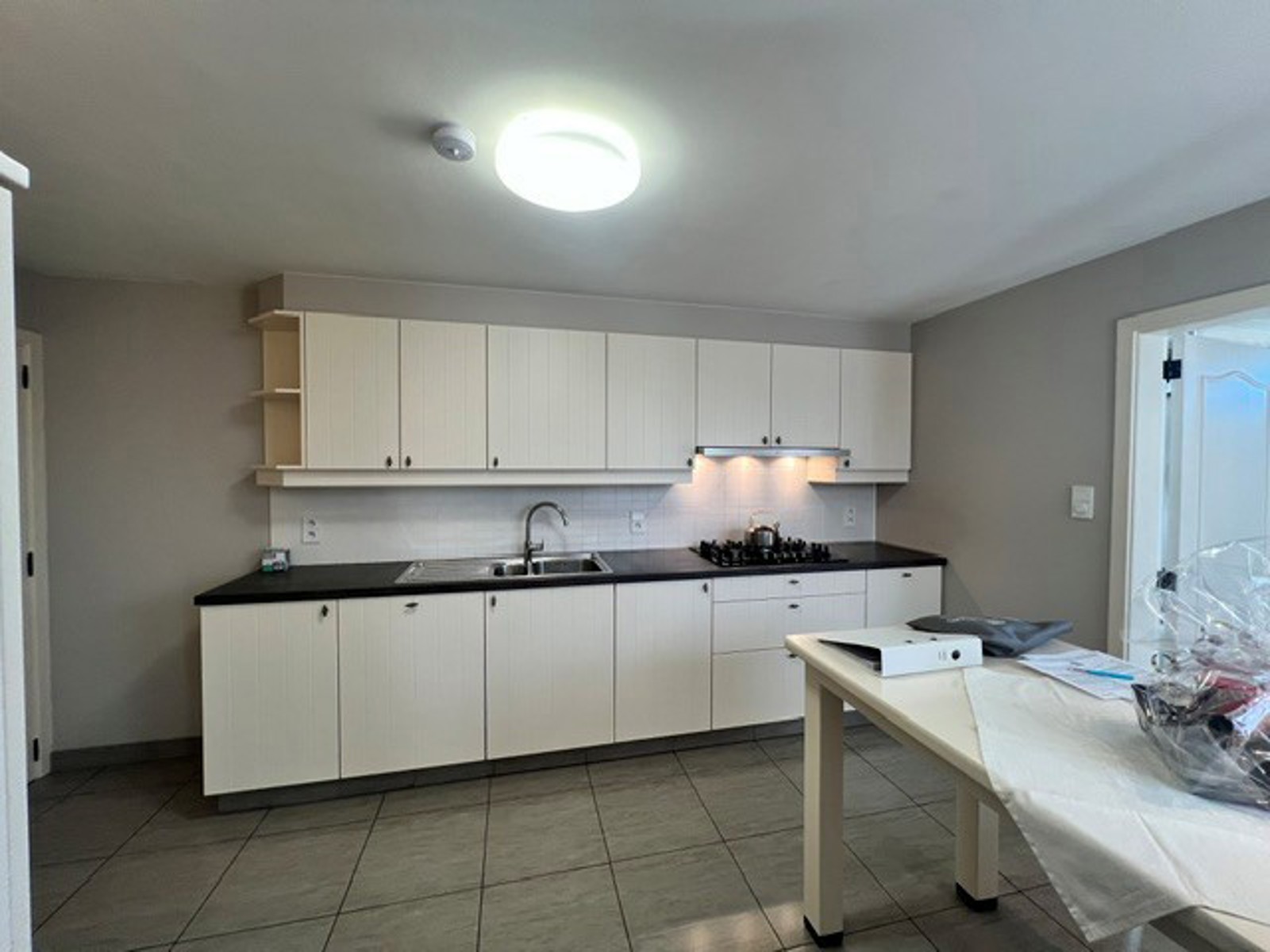Halfopenbebouwing met 4 slaapkamers, garage en grote tuin. - foto 4