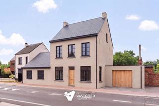 <p><span>Karaktervolle renovatiewoning met 3 slaapkamers en veel potentieel in Balen</span></p><p><span> </span></p><p><span>Belangrijkste troeven:</span></p><p><span>- Ideale ligging: rustig nabij het centrum</span></p><p><span>- Enorm veel potentieel</span></p><p><span>- Schuur met een verdieping erboven</span></p><p><span>- Perceel van 697 m²</span></p><p><span>- Vaste trap naar zolder voor extra mogelijkheden</span></p><p><span>- Ruime indeling</span></p><p><span>- Zuidwestelijke oriëntatie</span></p><p><span> </span></p><p><span>Bekijk zeker ook onze grondplannen met de afmetingen. Zo krijgt u van thuis uit al een perfect beeld van wat deze woning te bieden heeft!</span></p><p><span>Wenst u meer info of een vrijblijvende bezichtiging, contacteer dan ons kantoor op het nummer 014 39 99 99 en wij helpen u graag verder.</span></p>