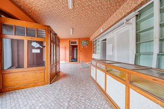 WE INVEST Sud-Luxembourg stelt u deze charmante gezinswoning voor, gelegen in Aubange. De woning biedt mooie volumes en is ideaal voor een gezin...