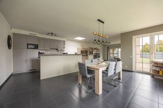 <p>Recente, instapklare woning (BJ 2009) op een zeer rustige ligging! We betreden de woning via de ruime inkomhal met gastentoilet en vestiaire, die toegang biedt tot de ruime en lichtrijke woonkamer met open keuken. De keuken is volledig uitgerust met een kookplaat, dampkap, oven, microgolfoven, vaatwasmachine, koelkast en dubbele spoelbak. Op de eerste verdieping bevinden zich twee volwaardige slaapkamers, een apart toilet en de badkamer, ingericht met een ligbad, douche en dubbele lavabo. Buiten geniet u van een aangenaam overdekt terras en een zonnige tuin met tuinhuis en extra overkapping. Verder beschikt de woning over een praktische inpandige garage. De woning is gelegen in een zeer rustige omgeving, maar geniet tegelijkertijd van een centrale ligging met winkels, scholen, openbaar vervoer en andere dagelijkse voorzieningen in de nabije omgeving. Extra troeven: gunstige EPC-score, zonnepanelen en een conforme elektrische keuring. Wenst u meer informatie of een bezoek ter plaatse? Contacteer ons via 03 568 03 03 of lauren@vastgoed03.be </p>