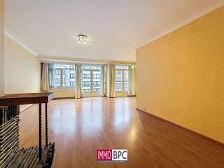 <p><span>Dit ruime en lichtrijke appartement van 99 m² biedt een comfortabele indeling met twee gezellige slaapkamers en een volledig uitgeruste badkamer – ideaal voor gezinnen, koppels of investeerders die op zoek zijn naar een praktische en aangename woonomgeving.</span></p><p><span>Bij binnenkomst leidt de ruime inkomhal met vestiaire u naar de verschillende leefruimtes. Het appartement onderscheidt zich meteen door de zeer grote en lichte woonkamer, afgewerkt met laminaatparket. Dankzij de brede raampartijen geniet u de hele dag door van een optimale lichtinval en heeft u directe toegang tot het terras.</span></p><p><span>De volledig ingerichte, functionele keuken is voorzien van moderne afwerkingen, praktische opbergruimte en een slimme indeling .</span></p><p><span>Via de afzonderlijke nachthal met extra kastruimte bereikt u het slaapgedeelte, volledig afgescheiden van de leefruimte voor extra rust en comfort. De twee goed geproportioneerde slaapkamers zijn praktisch ingericht, waarvan één met toegang tot het terras.<br />De badkamer is uitgerust met ligbad, wastafel en aansluiting voor een wasmachine.</span></p><p><span>Het appartement maakt deel uit van een goed onderhouden gebouw, gelegen in een rustige buurt van Koekelberg, met vlotte toegang tot winkels, scholen en openbaar vervoer.</span></p><p><span>Een ideale eigendom voor een eerste aankoop of als solide investering.<br />Dit lichtrijke appartement met zijn uitzonderlijk ruime leefruimte vormt een mooie opportuniteit in Koekelberg.</span></p><p><span> </span></p>