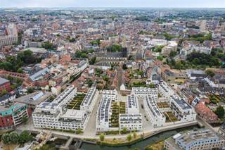<p><span>Gelegen in de vernieuwde stadswijk DijleDelta, aan het groene Sluispark en op slechts enkele wandelpassen van het historische centrum van Leuven, zijn wij verheugd dit verrassend ruim duplex-appartement met tuin te koop aan te bieden. Dankzij de uitstekende bereikbaarheid en de vlotte verbinding naar belangrijkste invalswegen geniet u hier van een unieke combinatie van rust, groen en stedelijke dynamiek.<br /><br />Deze energiezuinige duplex bevindt zich op het gelijkvloers van de welonderhouden residentie Fiere Margriet, en werd in 2025 gerealiseerd door de gerenommeerde projectontwikkelaar Virix en ontworpen door Robbrecht & Daem architecten.<br /><br />Met een bewoonbare oppervlakte van maar liefst 186 m² beschikt dit duplex-appartement over een inkomhal met vestiaire, een gastentoilet, een ruime living met vide voor extra veel lichtinval en toegang tot tuin met terras. Verder is er nog een volledig ingerichte keuken met aansluitend een praktische berging aanwezig op het gelijkvloers. De vaste trap leidt tot een nachthal met open bureau, drie volwaardige slaapkamers, twee badkamers en een apart toilet. De hoogwaardige afwerking, parketvloeren en vloerverwarming zorgen voor een tijdloze en luxueuze uitstraling. Last but not least kunnen de toekomstige bewoners genieten van een onderhoudsvriendelijke tuin van 84 m².<br /><br />Verder is de fietsenstalling inclusief en bestaat de mogelijkheid om één of meerdere autostaanplaatsen bij aan te kopen.<br /><br />Kortom, een ware opportuniteit voor mensen die energiezuinig, ruim, tijdloos en luxueus wensen te wonen op een toplocatie in Leuven. Interesse? Kom dan zeker eens een kijkje nemen, u bent van harte welkom! <br /><br />Verkoop onder het btw-stelsel. Het verlaagde btw-tarief van 6% is mogelijk, mits voldaan wordt aan de geldende voorwaarden.</span></p><p><span> </span></p>