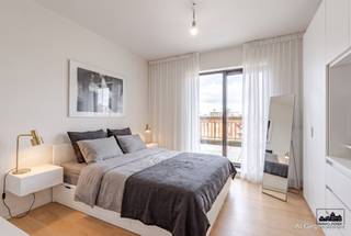 <p>Bent u op zoek naar een ideale investering, centraal gelegen en met alle comfort? Lees dan zeker verder!</p><p>Dit mooie en ruime appartement geniet van een centrale ligging nabij tal van invalswegen. Dankzij de groene omgeving heerst er een aangename rust, waardoor wonen hier bijzonder aangenaam is.</p><p>Het appartement bevindt zich op de vijfde verdieping en is vlot bereikbaar met de lift.</p><p>Bij het betreden van het appartement komt u in de ruime inkomhal, die toegang biedt tot de badkamer met douchebad, toilet en wastafel.</p><p>Vervolgens bereikt u de slaapkamers van respectievelijk 19 m² en 8 m². Beide kamers bieden directe toegang tot het ruime terras.</p><p>De lichte, ruime leefruimte vormt het hart van de woning en biedt eveneens toegang tot het terras — ideaal om te genieten van de buitenlucht.</p><p>Aansluitend bevindt zich de aparte keuken, volledig uitgerust en voorzien van een praktische berging.</p><p>Daarnaast beschikt dit appartement over een aparte garagebox, die verplicht mee aan te kopen is aan € 25.000 (niet inbegrepen in de vraagprijs).</p><p>Heeft u interesse in dit mooie en lichtrijke appartement?<br />Neem dan zeker contact op via margot.raemdonck@immo-zone.be of 0473/51.80.58.</p>