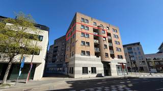 Ben je op zoek naar de perfecte combinatie van ruimte, comfort en een absolute toplocatie? Dit indrukwekkende appartement van maar liefst 135m², gelegen aan de iconische Bampslaan 1, biedt alles wat je zoekt in het bruisende centrum van Hasselt.<br /><br />Met het station van Hasselt aan de ene kant en de winkelstraten en de Grote Markt aan de andere kant, heb je werkelijk alles binnen handbereik. Of je nu met de trein pendelt of geniet van een terrasje in de binnenstad: hier zit je op de eerste rij. Dankzij de grote raampartijen geniet je van een overvloed aan natuurlijk licht.<br /><br />Uniek aan dit appartement is dat de twee slaapkamers even groot zijn. Dit maakt het object uitermate geschikt voor een koppel dat extra werkruimte zoekt!<br /><br />Geen parkeerstress in de binnenstad! Bij het appartement hoort een ondergrondse autostaanplaats, waardoor je voertuig altijd veilig en droog geparkeerd staat.<br /><br />Indeling:<br /><br />Verdieping +4:<br /><br />- ruime inkomhal<br />- lichtrijke woonkamer<br />- keuken<br />- 2 kleinere terrassen/balkons<br />- 2 evenwaardige ruime slaapkamers<br />- badkamer met ligbad<br />- gastentoilet<br />- berging<br /><br />Verdieping -1:<br /><br /> - autostaanplaats<br /><br />Extra info:<br /><br />- EPC-label B<br />- lift aanwezig<br /><br />De snelste manier om een bezoek te brengen aan dit appartement? Vraag je bezoek aan via de rode knop op onze website (www.dewaele.com) en je wordt gecontacteerd door één van onze collega's.<br /><br />Telefonisch kunnen er geen afspraken gemaakt worden. Bij andere vragen kun je ons telefonisch contacteren via 011 30 50 50.<br /><br />Tot binnenkort