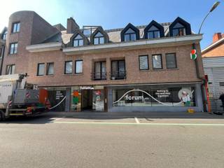 Gelegen pal in het centrum van Waregem, biedt dit instapklare handelspand of kantoorruimte een unieke kans voor ondernemers, investeerders of...