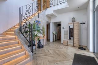 eze in 2020 gerenoveerde villawoning combineert ruimte, comfort en energiezuinigheid dankzij het A EPC-label. Met maar liefst 6 slaapkamers en...