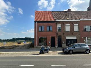 Vlakbij alle winkels en belangrijke invalswegen, bevindt zich deze volledig gerenoveerde woning die uitblinkt in comfort, licht en...