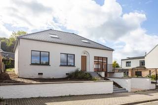 Op zoek naar een volledig gerenoveerde instapklare vrijstaande woning te Geraardsbergen met 5 slaapkamers? Dan is deze woning een mooie opportuniteit. <br />De inkomhal (+ gastentoilet) geeft via de “Steellook” deur toegang tot de open leefruimte badend in het licht en stijlvolle afwerking. De grote raampartijen geven toegang tot het aangelegde terras en de zuidgerichte (en omheinde) tuin. <br />De open keuken is voorzien van alle hedendaags comfort met oog voor kwaliteit (werkblad, Siemens toestellen, ..) <br />Verder op het gelijkvloers twee (slaap)kamers en een volledig ingerichte badkamer. <br />Ideaal voor wie alle wooncomfort op één verdieping wenst, thuiswerken wil combineren met aangenaam en ruim wonen. <br />De houten vaste trap geeft toegang tot de bovenverdieping met nachthal, 3 slaapkamers, toilet en 2e badkamer. <br />Deze instapklare woning met 5 slaapkamers werd zelfs volledig geschilderd, m.a.w. enkel de meubels moet u zelf nog voorzien.<br />Bijkomende troeven: <br />- onmiddellijk beschikbaar <br />- conforme elektrische installatie <br />- gunstige EPC C<br />- praktische extra bergruimte in de kelder<br /><br />Interesse in een bezoek en bijkomende info? Klink dan op de button " infoaanvraag/afspraak" op deze pagina. Ik contacteer u dan om concreet een tijdstip in te plannen. Verkoop: Pieter Cardoen 0475 36 12 52, pieter@cornelis-partners.be