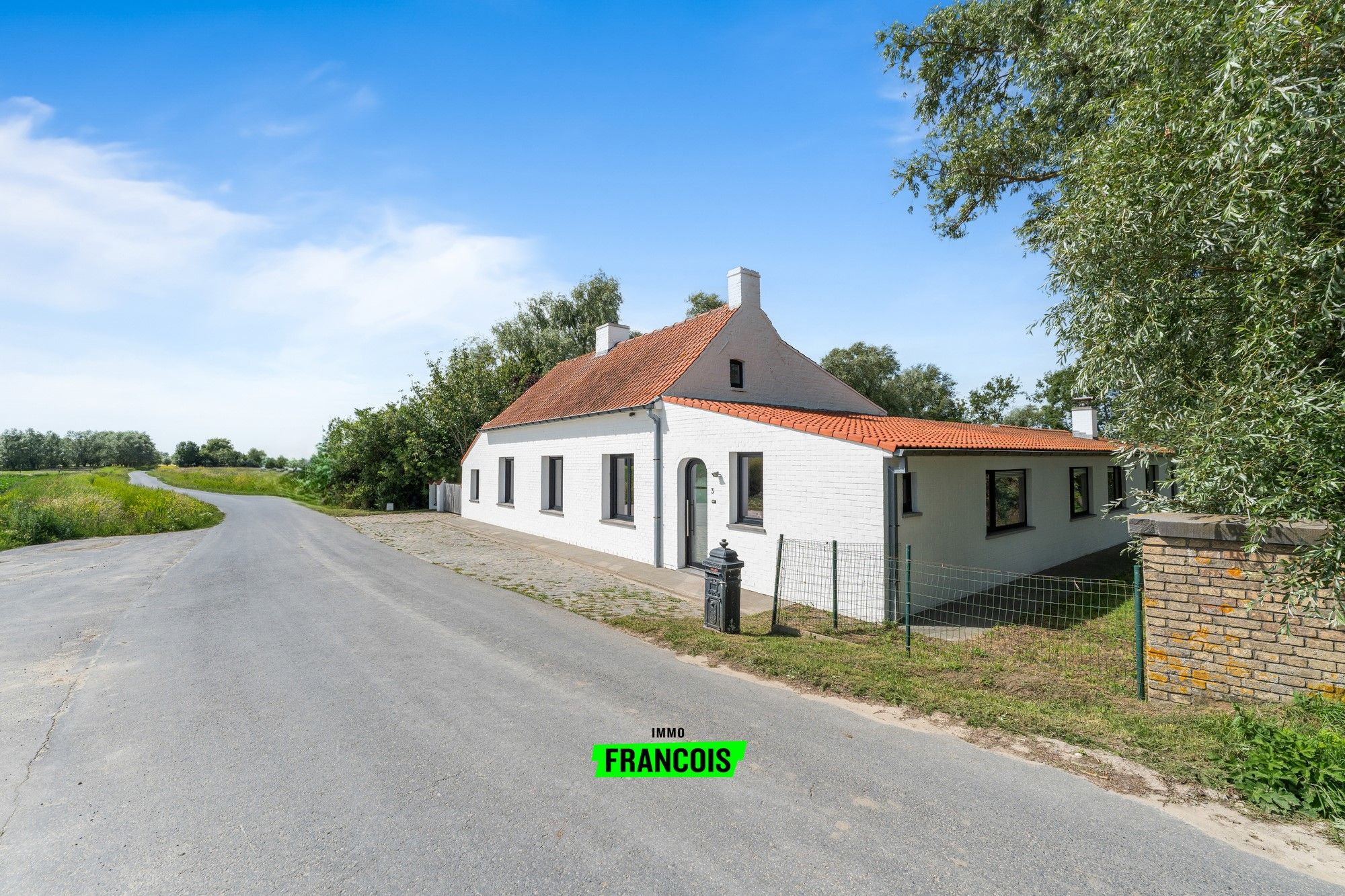 Unieke landelijke eigendom op 2.756 m² met absolute rust, privacy en waterpartijen te WULPEN/Oostduinkerke - foto 2