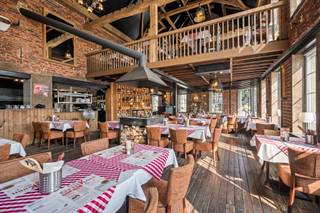 Volledig VERNIEUWD en RUIM handelspand met gezellig restaurant, gelegen op een TOPLOCATIE met uitstekende visibiliteit in centrum Kortrijk. Het...