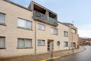 <p><strong><span>Ruim duplexappartement met groot terras in Herent<br /><br /></span></strong></p>
<p><span>Dit lichtrijke duplexappartement bevindt zich aan de Tildonksesteenweg 35 in Herent. Ondanks de naam van de straat ervaart u hier niet het typische gevoel van een woning gelegen aan een drukke steenweg. De ligging combineert een vlotte bereikbaarheid met een aangename woonomgeving. Bovendien bevindt de Colruyt zich op slechts </span><strong><span>twee minuten wandelen</span></strong><span>, en zijn ook andere winkels en voorzieningen vlakbij.<br /><br /></span></p>
<p><span>Via de gemeenschappelijke inkomhal bereikt u de </span><strong><span>eerste verdieping</span></strong><span>, waar het woongedeelte van het appartement zich bevindt. Bij binnenkomst is er een inkomhal met gastentoilet. De ruime leefruimte geniet dankzij twee grote schuiframen van een overvloed aan natuurlijke lichtinval. De leefruimte, eetruimte en keuken staan mooi met elkaar in verbinding en bieden vanuit verschillende ruimtes zicht op het groen en het terras.<br /><br /></span></p>
<p><strong><span>Het uitzonderlijk grote terras is zonder twijfel één van de grootste troeven van dit appartement.</span></strong><span> Het bevindt zich aan de achterzijde en biedt veel rust, privacy en een aangenaam zicht op het groen.<br /><br /></span></p>
<p><span>De duplexindeling zorgt voor een aangename scheiding tussen het woon- en slaapgedeelte. Op de bovenverdieping bevinden zich twee ruime slaapkamers, beide voorzien van een Velux. Tussen de slaapkamers bevindt zich een zeer ruime badkamer met dubbele lavabo, ligbad en inloopdouche.<br /><br /></span></p>
<p><span>Verder is er een ruime berging met aansluitingen voor wasmachine en droogkast en een wastafel. Via de berging bereikt u de zeer ruime zolder, die verschillende mogelijkheden biedt.<br /><br /></span></p>
<p><span>Een </span><strong><span>autostaanplaats en kelderberging zijn inbegrepen</span></strong><span>. Het terrein is toegankelijk via een elektrische poort.<br /><br /></span></p>
<p><span>Een ideaal appartement voor wie ruimte, licht, rust en een uitzonderlijk groot terras weet te waarderen.</span></p>