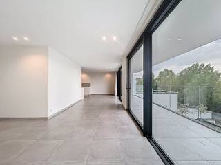Au deuxième étage, vous trouverez cet appartement étonnamment spacieux et lumineux. Par le hall d'entrée avec toilettes invités, vous entrez...