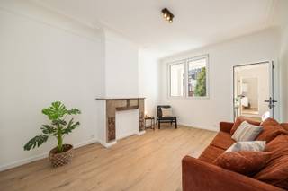 Gerenoveerd appartement met een slaapkamer en terras te Antwerpen centrum! <br /><br />Op een uitstekende en centrale locatie tussen Zurenborg en Borgerhout, op korte afstand van het bruisende stadscentrum, bevindt zich dit kleinschalige woonproject bestaande uit vier stijlvolle appartementen.<br /><br />Het appartement op de tweede verdieping werd in 2026 volledig gerenoveerd en combineert hedendaags wooncomfort met een praktische en aangename indeling.<br /><br />Via de inkomhal komt u binnen in de lichtrijke leefruimte die aansluit op de volledig uitgeruste open keuken. <br /><br />Aan de achterzijde van het appartement bevindt zich de slaapkamer van ca. 12m². Vanuit de slaapkamer heeft u toegang tot de moderne badkamer voorzien van een ruim ligbad met whirlpoolfunctie, een inloopdouche voorzien van een regendouchekop, lavabo en toilet. Daarnaast biedt de slaapkamer rechtstreeks toegang tot het gezellige terras van ca. 3m².<br /><br />Tot slot beschikt het appartement over een praktische privatieve kelderberging. <br /><br />Het huidige EPC-label bedraagt D. Naar verwachting zal de energieprestatie door de reeds uitgevoerde en nog geplande werken (waaronder extra isolatie) verder verbeteren naar een EPC-label B. <br /><br />Belangrijkste troeven:<br /><br />- Gelegen tussen de levendige wijken Borgerhout en Zurenborg<br />- Kleinschalig woonproject met slechts 4 appartementen<br />- Ideale bereikbaarheid en tal van winkels en horeca <br />- Privatieve kelderberging mee inbegrepen<br /><br />77m² bewoonbare oppervlakte cfr EPC.<br /><br />Wenst u een bezoek of meer informatie? Dan kan u ons steeds contacteren via info@dvarealestate.be of via 03/297.00.00.