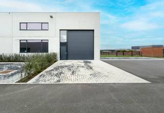Nieuwbouw KMO-unit van 360 m² met privatieve parkeerplaatsen te koop op een terrein van 399 m².<br />Gelegen op amper 900 m van de Vichtsesteenweg, met onmiddellijke verbinding naar de E17, exit Deerlijk.<br /><br />De casco opslagruimte (brandklasse C) biedt een vrije hoogte van 6 m, een automatische sectionale poort (4 m breed x 4,5 m hoog) met aparte toegangsdeur en raampartij, een lichtstraat en een polybetonvloer.<br /><br />De unit maakt deel uit van de gloednieuwe ontwikkeling “Reynaertsite”, waarvan reeds 95% verkocht is!<br />Nog slechts 2 units beschikbaar met oppervlaktes van 360 m² of 430 m².<br /><br />Geschikt voor productie, stockage en ambachtelijke activiteiten.<br />Onmiddellijk beschikbaar – wees er snel bij!<br /><br />Contacteer Henry Van Tornhout voor bijkomende inlichtingen of een vrijblijvend plaatsbezoek via <strong>+32 474 13 37 93</strong> of via <strong>henry@kmovastgoed.be</strong>