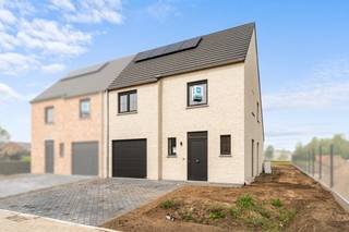 Hectaar bouwt twee halfopen woningen in Wingene. Deze zijn uitgerust met een lucht-water warmtepomp, wat resulteert in een aanzienlijk lagere energierekening en een duurzame woonomgeving. <br />De woningen worden gebouwd op een perceel van 6a13ca (lot 01) en 5a44ca (lot 02) en bieden een bewoonbare oppervlakte van 154,36m². Dankzij de doordachte indeling, grote ruimtes en lichtrijke leefomgeving geniet u hier van maximaal wooncomfort. <br /><br /><strong>Extra troeven van de woningen:</strong>
<ul>
	<li>Op een steenworp van het centrum</li>
	<li>Vloerverwarming in combinatie met lucht-water warmtepomp</li>
	<li>3 volwaardige slaapkamers</li>
	<li>Inpandige garage voorzien van een elektrische garagepoort</li>
	<li>Inclusief schilderwerk en verlichting</li>
	<li>Laminaat in de nachthal en slaapkamers</li>
	<li>Ruime percelen voorzien van omheining en een volledig aangelegde tuin (oprit, terras, grasmatten)</li>
</ul>
Graag meer informatie?<br />Neem contact met ons op voor meer informatie of plan een afspraak in voor een bezichtiging. 