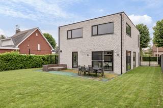 Energiezuinige woning met 4 slk op ca. 484m² te Duffel. <br /><br />Algemeen:<br />- Recente, moderne woning (bouwjaar 2022)<br />- Energiezuinig: EPC label A (E29)<br />- Gelegen te Duffel vlakbij Kontich<br />- Elektriciteit conform<br />- Verwarming op gas met radiatoren<br />- Ventilatie D<br />- Zonnepanelen aanwezig<br /><br />Indeling:<br />Gelijkvloerse verdieping:<br />- Inkomhal met apart toilet<br />- Leefruimte op gietvloer<br />- Volledig geïnstalleerde keuken met eetplaats<br />- Berging/wasplaats bij keuken<br />- Aparte bureauruimte (ca. 11m²)<br /><br />Eerste verdieping:<br />- Master bedroom met dressing en aansluitend badkamer met douche, ligbad en dubbele lavabo<br />- 3 slaapkamers allen op gietvloer dewelke ook toegang hebben tot badkamer via hal<br />- Apart toilet