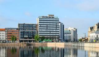 Dit kantoor is gelegen op de vijfde verdieping van een verzorgd gebouw. Het gebouw bevindt zich op het Eilandje, een buurt die een ruim aanbod aan eetgelegenheden, supermarkten en mogelijkheden tot openbaar vervoer biedt. Bovendien ook gelegen vlakbij invalswegen en parkeervoorzieningen. <br /><br />Het kantoor is +/- 530m² en kijkt uit op het water aan het MAS. Daarbij is de ruimte voorzien van alle hedendaags comfort (keuken, sanitair, lift, ...)<br /><br />Meer interesse of een bezoek ter plaatse? Neem vandaag nog contact op!