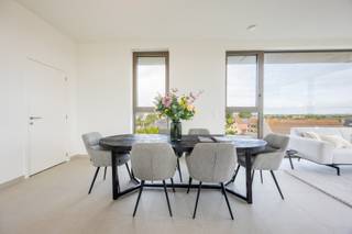 Dit appartement maakt deel uit van het nieuwbouwproject 'Residentie Vue' te Veurne.<br />Alle appartementen hebben een energiezuinig karakter met een E-peil van maximum 30. Ze beschikken onder andere over vloerverwarming, ventilatiesysteem D en worden verwarmd door middel van een geothermische warmtepomp. <br /><br />Het appartement bevindt zich op de tweede verdieping en werd op plan ingedeeld als volgt:<br />Inkom, toilet, berging, lichtrijke leefruimte, zuidwest gericht terras met zicht op de gemeenschappelijke binnentuin, open keuken, bergruimte, 1 slaapkamer met dressing en 1 badkamer. <br /><br />Mogelijkheid tot aankoop van autostaanplaats, afgesloten garage en/of kelderberging in het ondergronds complex. <br /><br />Appartement: 79,92 m²<br />Terras: 12,34 m²