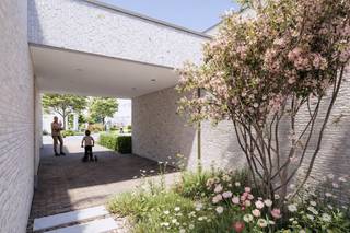 <strong>Welkom op NIEUWBOUWZONDAG op 26 april van 14 uur tot 16 uur!</strong><br /><br />Dit nieuwe woonproject met<strong> 13 gezinswoningen</strong> bevindt zich op een fijne en rustige ligging in de <strong>Heggenstraat in Peer</strong>, vlakbij het centrum. Alle voorzieningen zoals scholen, winkels, horeca, sport en cultuur zijn eenvoudig te voet of met de fiets bereikbaar. Het project wordt omringd door een groene en aangename omgeving die een natuurlijke buffer vormt tussen wonen en het stadsleven. De doordachte inplanting creëert een autoluwe woonomgeving, waar veiligheid, leefbaarheid en rust centraal staan.<br /><br /><strong><span>Woning 01 met 4 slaapkamers:</span></strong><br />-Oppervlakte: 170,17m²<br />-Leefruimte met veel lichtinval en open keuken<br />-Berging aan de keuken <br />-Apart toilet gelijkvloers<br />-1 gelijkvloerse slaapkamer (of bureau) met aansluitende badkamer<br />-3 slaapkamers en 1 badkamer met toilet op verdieping<br />-Vloerverwarming en zonnepanelen<br />-Gezellige tuin met ruim terras<br />-Grote tuinberging en carport<br /><br />Elke woning beschikt over een functionele indeling, grote raampartijen, optimale lichtinval en een hoogwaardige afwerking. Duurzame materialen en energiezuinige technieken zorgen voor een zeer lage energiekost en een woning die klaar is voor de toekomst. <span>Alle woningen worden volledig afgewerkt naar eigen smaak volgens lastenboek en dit met de professionele hulp van de kopersbegeleiding.<br /></span><br />Contacteer ons voor meer informatie of een afspraak op 011 39 90 50 . Wij ontzorgen je ook voor de verkoop van je huidige woning!<br /><br /><em>Getoonde renders en plannen zijn indicatief.</em>