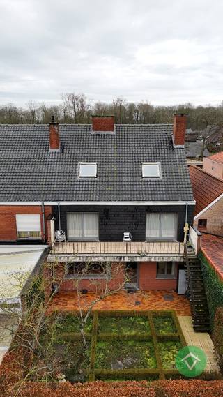 Deze eigendom bestaat momenteel uit 2 appartementen en 1 garage.Deze woning bestaat uit: inkomhal - living - 2 keukens - 2 bergingen - 2 toiletten -...