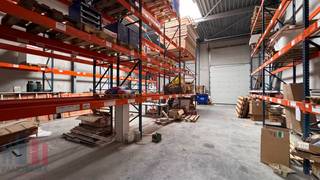 Instapklaar magazijnruimte te koop op een strategische toplocatie in Affligem.<br />Dit moderne bedrijfsgebouw uit 2021 biedt <strong>227 m² hoogwaardige opslagruimte</strong>, aangevuld met <strong>3 privatieve parkeerplaatsen</strong>.<br /><br />De magazijnruimte beschikt over een vrije hoogte van <strong>8 m </strong>en is uitgerust met een <strong>sectionale poort</strong> van 4 m x 4 m, waardoor het pand een uitstekende toegankelijkheid biedt voor zowel leveringen als logistieke activiteiten.<br /><br />Dankzij de nabijheid van de op- en afritten van de<strong> E40</strong> geniet deze locatie van een bijzonder vlotte verbinding richting Brussel, Gent en Aalst. Ook de <strong>N9</strong> en Brusselbaan zorgen voor een uitstekende bereikbaarheid voor klanten, leveranciers en medewerkers.<br /><br />Op zoek naar extra opslagruimte, een showroom of kantoorruimte? Op dezelfde site zijn eveneens 409 m² showroom- en kantoorruimte, 227 m² opslagruimte en 8 parkeerplaatsen beschikbaar.<br /><br />Contacteer<strong> PANORAMA B2B</strong> voor bijkomende inlichtingen, plannen of een vrijblijvend plaatsbezoek via<strong> 0477 07 30 30</strong>.