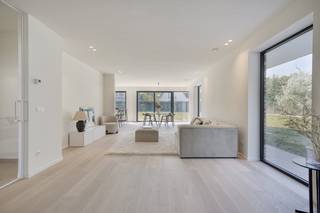 Op een zongericht perceel van maar liefst 1361m² vinden we deze volledig instapklare nieuwbouwvilla met 4 slaapkamers en twee badkamers.<br /><br />De woning is gelegen in tweede lijn langs de Polderstraat, men geniet m.a.w. van een rustige ligging met een zeer vlotte verbinding naar het centrum, de E40, Golf ter Hille e.d. <br /><br />Op zoek naar interessante immo te Oostduinkerke? Lees dan zeker verder!<br /><br />INDELING<br />> Gelijkvloers:<br />- inkomhal met apart toilet<br />- lichtrijke leefruimte, ingedeeld in bureauruimte, zit- en eetplaats met open geïnstalleerde keuken met eiland<br />- ruime berging/wasplaats met toegang tot de tuin/carport<br /><br />> 1e verdieping<br />- 4 slaapkamers<br />- badkamer met ligbad én douche<br />- douchekamer<br />- berging<br />- apart toilet<br /><br />Buiten geniet men van een grote aangelegde tuin met terras en een carport met bergruimte. Het zongericht perceel is volledig omheind en beschikt over een automatische toegangspoort. <br /><br />TROEVEN<br />+ Volledig afgewerkt = instapklaar<br />+ Energiezuinige woning (E30) dankzij o.a. vloerverwarming via warmtepomp en zonnepanelen.<br />+ 6% btw op de constructiewaarde mogelijk <br /><br />Interesse in deze nieuwbouwwoning te koop in Oostduinkerke? Neem dan zeker contact op met de dossierverantwoordelijke Sarah Velle via 0470 10 52 78 of sarah.velle@dewaele.com.<br /><br /><br />Bestuursmaatregelen in het maatregelenregister: nee