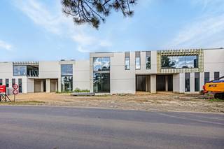 Op de knappe site 'Trudopark' te Sint-Truiden wordt dit bedrijfsgebouw te koop aangeboden.<br /><br />In totaal zijn er nog vijf eenheden te koop, met tal van mogelijkheden en invullingen. Bel ons voor meer info en het bespreken van uw ondernemersdroom!<br /><br />Deze unit, nummer 4, heeft een oppervlakte van 400 m² op het gelijkvloers, met op de verdieping nog een mezzanine van 105 m². Ideaal voor het creëren van extra opslagruimte, bureelruimte, showroom, ... . De bedrijfsruimte wordt casco afgewerkt maar kan in overleg met de verkoper nog verder worden afgewerkt naar eigen wensen en noden.<br /><br />Deze bedrijfshal heeft een vrije hoogte van maar liefst 9 m en is bereikbaar via de geïsoleerde sectionaalpoort. Ook is er veel natuurlijke lichtinval door de vele ramen en uiteraard de lichtstraten, waardoor het binnen aangenaam werken wordt.<br /><br />Heeft dit pand je interesse gewekt? Aarzel niet om contact op te nemen voor meer info of een bezoek ter plaatse!