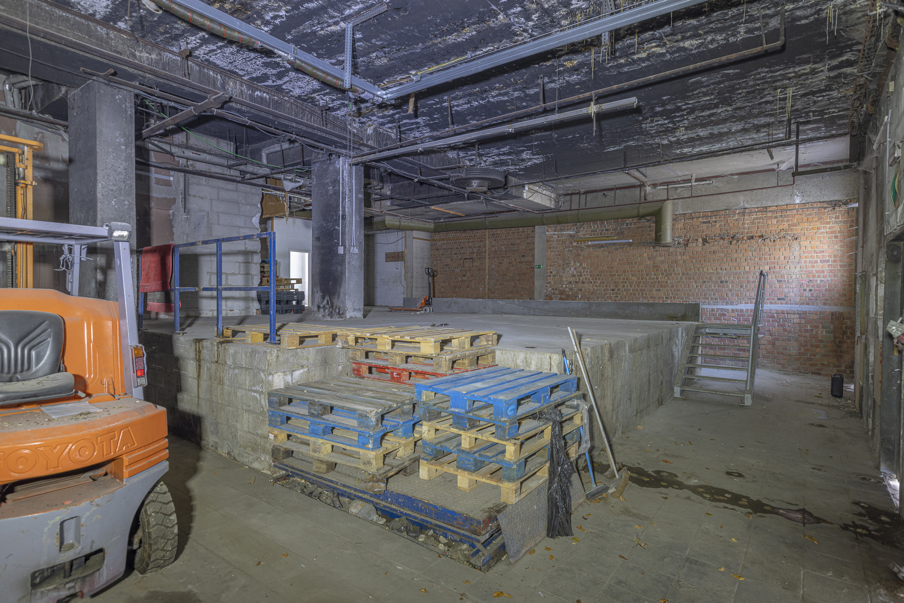 Strategisch gelegen opslagplaats/atelier met garagebox - foto 5