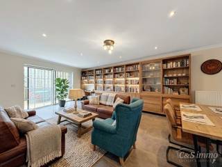 Deze uitzonderlijk ruime, instapklare woning met een bewoonbare oppervlakte van maar liefst 353 m² biedt tal van mogelijkheden. Dankzij de indeling is ze ideaal als kangoeroewoning, zorgwoning, praktijk- of kantoorruimte aan huis, of voor een combinatie van wonen en werken.<br />Op het gelijkvloers bevindt zich, bereikbaar via een aparte inkom, een praktijk- of kantoorruimte (ca. 75 m²), uitgerust met een kitchenette en sanitair. De woning zelf beschikt over een afzonderlijke inkomhal met gastentoilet, een royale leefruimte (ca. 45 m²) en aansluitend een luxueuze, volledig ingerichte kwaliteitskeuken. Zowel vanuit de leefruimte als de keuken heeft u toegang tot een gezellige stadstuin.<br />De eerste verdieping omvat een tweede ruime leefruimte (ca. 70 m²) met parketvloer, drie volwaardige slaapkamers (ca. 46 m², 23 m² en 19 m²), evenals een recent vernieuwde badkamer met douche.<br />Op de tweede verdieping bevindt zich een veelzijdige studio (ca. 55 m²) met ingerichte badkamer en een terras (ca. 15 m²). Daarnaast is er nog een extra slaapkamer (ca. 19 m²) aanwezig. Als absolute troef beschikt de woning over een indrukwekkend dakterras in bankirai van ca. 60 m².<br />Garage met automatische poort, een ruime oprit met parking en een voortuin. De woning is voorzien van conforme elektriciteit, centrale verwarming op aardgas, airconditioning en een gunstige energiescore.<br />Dankzij haar omvang en indeling leent deze eigendom zich bovendien uitstekend voor een opsplitsing in meerdere woonunits.