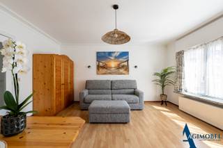 Knus appartement op de eerste verdieping met zicht op de parking ter hoogte winkelgalerij Lippenslaan-Leopoldlaan te Knokke<br />Geniet van een stijlvol appartement met 1 slaapkamer op een toplocatie, op slechts 50 meter van de zee en aan de achterkant van de Parmentierlaan in Knokke. Deze lichte ruimte biedt een open zicht en alles wat je nodig hebt voor een ontspannen verblijf, ideaal voor een verkwikkende onderbreking van het dagelijks leven. Het appartement omvat een inkomhal en apart toilet. De sfeervolle woonkamer geeft uit op een keuken met doorgeef luik . Er is een aparte slaapkamer en een badkamer met bad en wastafel. Een charmante pied-à-terre om te ontspannen en te genieten van de kust.<br />Het gebouw heeft een fietsenstalling. ( Ingang gebouw Parmentierlaan - geen lift aan de achterzijde)<br />Stedenbouwkundige informatie: vg-wg-Gmo-Gvkr-Gvv 