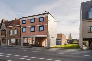Samenstelling van het pand:- Gelijkvloers handelspand 110m² met kelder als opslag- Appartement 1 (1ste verdiep): 96 m² kwaliteitsvolle woonruimte (2 slaapkamers) + ruim terras van 16 m²- Appartement 2 (2de verdiep): 85 m² moderne woonruimte (2 slaapkamers) + zonnig terras van 10 m²Het volledige gebouw wordt aangeboden wind- en waterdicht, waardoor u volledige vrijheid hebt om de afwerking geheel naar eigen stijl en budget te bepalen.Daarbovenop beschikt de eigendom over een achterliggende loods voor het integreren van parkeerplaatsen en eventueel extra bergruimte. Gelegen op een zeer centrale, commerciële en sterk gegeerde locatie in Wevelgem, met tal van winkels, scholen en verbindingswegen in de directe omgeving.Aankoop mogelijk onder 12% registratierechten of 21% btw. Wens je meer informatie of inzichtin het vergunningsdossier. Neem contact op met Sarah - 0493 25 46 80 - sarah.hanson@dewaele.comBestuursmaatregelen in het maatregelenregister: nee