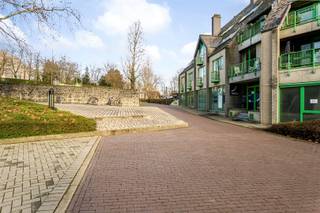 <p><span>Bent u ook op zoek naar een waardevaste belegging of zoekt u een eigen stek aan te kopen voor uw studerende kinderen of voor uzelf?<br />Dan is deze studio op een topligging in Leuven een ware opportuniteit!<br /></span><span>Deze studio met een bruikbare vloeroppervlakte van 20 m² is uitermate centraal doch rustig gelegen, op wandelafstand van Gasthuisberg en het historisch centrum van Leuven en vlakbij alle belangrijke invalswegen. Deze studio is achteraan gesitueerd op de tweede verdieping van een welonderhouden residentie met als bouwjaar 1990 en omvat een knusse en lichtrijke leef-en slaapruimte met aansluitend een open ingericht keukentje en een badkamer met douche en toilet. </span></p><p><span>Verder beschikt dit eigendom nog over een balkon. Kortom, </span><span>deze welgelegen studio is zeker een bezoek waard. Voor snelle beslissers.</span></p><p><span> </span></p>