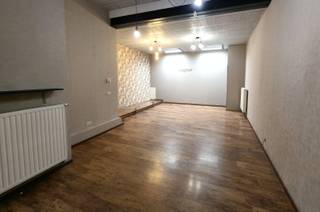Deze handelsruimte is gelegen in de Sint-Truiderstraat, een gezellige winkelwandelstraat, vlak aan de Grote Markt van Tongeren. <br />De totale oppervlakte bedraagt 76m² en is opgedeeld in een huidige winkelruimte van ongeveer 30m² met vier meter gevelbreedte en etalage, en een achtergelegen deel van 46m² (5 x 8m80) voor atelier of vergaderruimte.<br /><br />Verder een sanitaire ruimte met toilet en toegang tot de privé kelder.<br /><br />Winkel en achtergelegen deel kunnen desgewenst samengevoegd worden.<br />De etalage is voorzien van een veiligheidsrolluik, winkel met alarmsysteem.<br /><br />Deze handelsruimte is onmiddellijk beschikbaar bij aankoop.<br /><br />INTERESSE? Maak dan telefonisch een afspraak op het nummer 012 23 00 23 of mail uw vragen aan roland@immo-leroi.be.