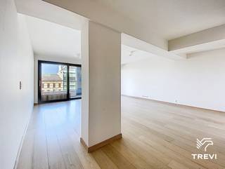 <p><strong>IXELLES – Sur la prestigieuse Avenue de la Toison d'Or, entre la Porte de Namur et la Place Louise, dans la résidence « Cond’or », au cœur des boutiques, des restaurants et des transports, magnifique appartement 3 chambres aux superbes volumes de ±159m² habitables situé au 4ème étage. Il se compose d'un hall d'entrée avec vestiaire et local buanderie (connexions machines), un spacieux living de ±35m² avec accès à une première terrasse de ±7m², une cuisine séparée full équipée (four, taques, hotte, frigo/congélateur, lave-vaisselle), un hall de nuit, une chambre principale de ±16m² avec accès à une terrasse de ±5m² et salle de bains attenante (baignoire, douche, évier double vasques et toilette), une chambre de ±10,5m², une troisième chambre de ±13,5m² avec salle de bains attenante (baignoire, évier double vasques), une salle de douche (douche, évier), une toilette séparée, cave et double emplacement de parking obligatoire pour 175€/mois. Provision pour charges de 300€/mois (communs). PEB B+ ! Disponible pour le 01/12/2026. Mesures données à titre indicatif.</strong></p>
<p></p>
<p><u>Au 4ème étage :</u></p>
<ul>
<li>Hall d'entrée avec vestiaire</li>
<li>Local buanderie (connexions machines)</li>
<li>Living de ±35m² (5,5 x 6,26) avec accès terrasse de ±7m²</li>
<li>Cuisine séparée full équipée (four, taques, hotte, frigo/congélateur, lave-vaisselle)</li>
<li>Hall de nuit</li>
<li>Chambre de ±16m² (3,2 x 4,8) avec accès terrasse de ±5m² et salle de bain attenante (baignoire, douche, évier double vasques, toilette)</li>
<li>Chambre de ±10,5m² (2,92 x 3,67)</li>
<li>Chambre de ±13,5m² (2,9 x 4,76) avec salle de bains attenante (baignoire, évier double vasques)</li>
<li>Salle de douche (douche, évier)</li>
<li>Toilette séparée</li>
</ul>
<p></p>
<p>Cave</p>
<p>Double emplacement de parking obligatoire pour 175€/mois</p>
<p></p>
<p>Provision pour charges de 300€/mois (communs)</p>