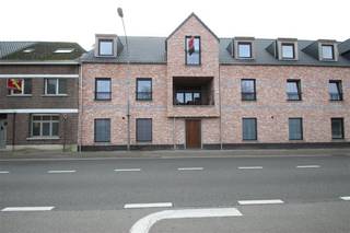 <strong>Recent appartement met 2 slaapkamers, terras en autostaanplaats in het centrum van Wechelderzande.</strong><br /><br />Het appartement is gelegen op de tweede verdieping van de residentie Hof Den Hert.<br /><br />Dit stijlvol dakappartement omvat een inkomhal, een woonkamer met open keuken en aansluitend een ruim zonnig terras met veel privacy. Verder is er een berging/wasplaats en via de nachthal bereikt men het afzonderlijk toilet, de twee slaapkamers en een ingerichte badkamer met inloopdouche.<br /><br />Inbegrepen in de huurprijs zijn een gezamenlijke fietsenstalling en een autostaanplaats op de gelijkvloerse verdieping.<br /><br />Het appartement is volledig voorzien van zwarte verlichtingsarmaturen. In de slaapkamers zijn er verduisteringsgordijnen voorzien.<br /><br />Een prachtig instapklaar appartement met alle comfort en luxe, voorzien van vliegenramen.