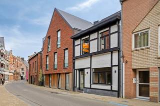 Welkom in Aarschot! Deze recent gerenoveerde woning vindt u in het centrum, vlakbij het gemeentehuis, winkels, scholen en openbaar vervoer...