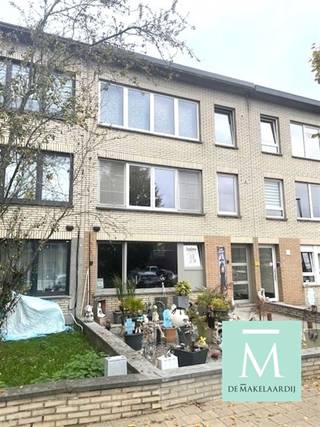 Mooi gelegen, instapklaar appartement met 2 slaapkamers en klein terrasje achteraan!Dit instapklaar appartement op de eerste verdieping is gelegen in...