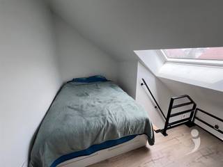 <p><span>*</span><span> Bezoek aan te vragen via student@immolivit.be </span></p><p><span>** Alleen voor studenten</span></p><p><span> </span></p><p><span>Deze studentenresidentie bevindt zich aan de Parkstraat 176, een levendige en strategisch gelegen straat in het hart van Leuven. Deze locatie biedt het beste van twee werelden: de historische charme van de stad gecombineerd met de bruisende sfeer van het studentenleven. Dankzij de centrale ligging bevinden het stadscentrum en verschillende universiteitscampussen zich op wandel- en fietsafstand. Ook het openbaar vervoer is vlot bereikbaar.</span></p><p><span>In de directe omgeving vind je tal van eetgelegenheden, koffiebars en stille plekjes om te studeren, waardoor het de ideale uitvalsbasis is voor elke student. De residentie biedt moderne, comfortabele studentenkamers die inspelen op de behoeften van studenten die op zoek zijn naar rust en een fijne leefomgeving.</span></p><p><span>De beschikbare kamer bevindt zich aan de voorzijde van het gebouw op de tweede verdieping en beschikt over een privébadkamer met douche, toilet en wastafel, evenals een koelkast. Voor het koken kan je gebruik maken van de volledig uitgeruste gemeenschappelijke keuken. </span></p><p><span>De maandelijkse huurprijs bedraagt €655, exclusief een vaste kost van €130/maand voor nutsvoorzieningen (elektriciteit, water, verwarming, internet) </span></p><p><span> </span></p><p><span>interesse? Maak snel een afspraak via student@immolivit.be</span></p><p><span> </span></p>