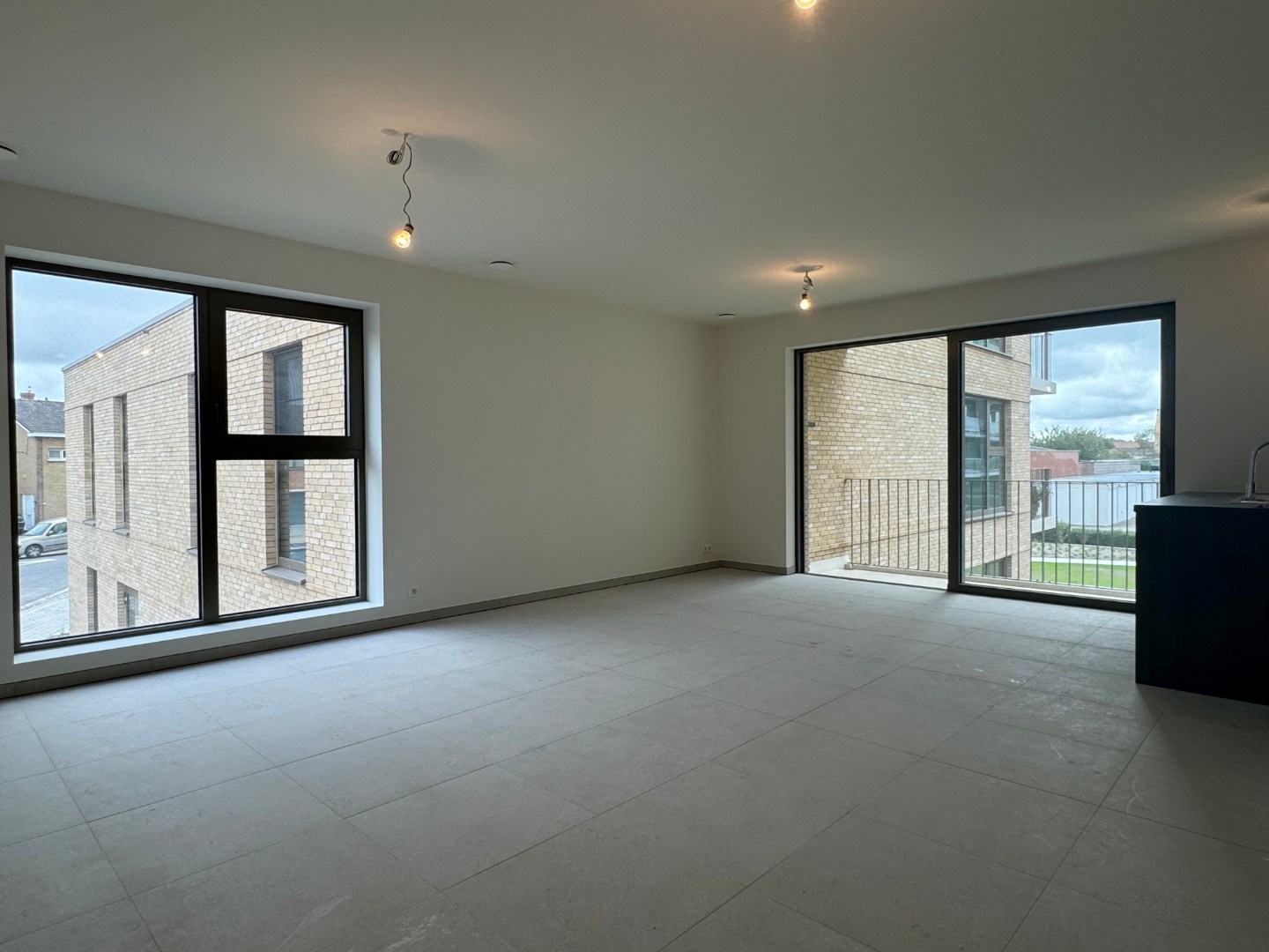 Stijlvol en energiezuinig nieuwbouwappartement met 2 slaapkamers en afgesloten garagebox in Veurne - foto 2