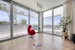 <br />In de bruisende en duurzame stadsontwikkeling Nieuwe Dokken in Gent komt deze uitzonderlijke penthouse op de markt. Gelegen op de 13e verdieping geniet je hier van rust, licht en indrukwekkende zichten over het water en de skyline van de stad, met onder meer uitzicht op de drie iconische torens van Gent.<br /><br />Deze luxueuze woning combineert een hoogwaardige afwerking met een doordachte indeling. De ruime leefruimte is lichtrijk en sluit naadloos aan op meerdere grote terrassen die rondom het appartement lopen. De open keuken is modern uitgerust en beschikt over kwalitatieve inbouwtoestellen én een ingebouwde wijnfrigo – ideaal voor wie houdt van stijlvol koken en ontvangen.<br /><br />De penthouse biedt drie volwaardige slaapkamers, waarvan de master beschikt over een eigen douche. Daarnaast is er een tweede, volledig uitgeruste badkamer met bad en aparte douche, wat het comfort ten goede komt voor zowel bewoners als gasten.<br />De ligging in de Nieuwe Dokken staat garant voor duurzaam en toekomstgericht wonen: op wandelafstand van winkels, horeca, openbaar vervoer en het centrum van Gent.<br /><br />Een ondergrondse parkeerplaats is optioneel bij te kopen en biedt directe lifttoegang tot het appartement. Dit maakt de woning niet alleen stijlvol en ruim, maar ook bijzonder praktisch en comfortabel.<br /><br />Een zeldzame opportuniteit voor wie op zoek is naar exclusief wonen in een van de meest vernieuwende stadswijken van Gent.