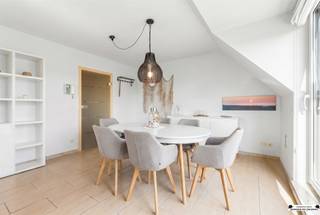 <p>Dans la Koerslaan à Bredene, vous trouverez ce duplex prêt à l'emploi en parfait état, situé à seulement 800 mètres de la plage. Grâce à sa situation et à son confort, cet appartement est idéal comme résidence secondaire, mais aussi comme résidence permanente.</p><p>Vous accédez au premier étage par l'ascenseur. Vous entrez dans le hall d'entrée avec les toilettes pour invités, puis vous pénétrez dans l'espace de vie lumineux. Il s'agit d'un appartement d'angle avec une orientation sud-est, ce qui garantit beaucoup de lumière naturelle. Le salon et la salle à manger spacieux sont reliés au balcon et à la cuisine ouverte, qui est entièrement équipée de tous les conforts.</p><p>En passant par le couloir, vous empruntez l'escalier qui mène à l'étage en duplex. Vous y trouverez deux chambres spacieuses et une salle de bains avec douche, lavabo et toilettes.</p><p>Le garage souterrain est très pratique. Vous disposez également d'un local de rangement privé et d'un local à vélos commun.</p><p>Avec un label EPC D, vous vivrez ici de manière efficace et confortable sur le plan énergétique.</p><p><strong>Atouts clés :</strong></p><ul><li>La plage est accessible à pied (800 m)</li><li>Prêt à emménager et bien entretenu</li><li>Appartement d'angle lumineux avec balcon</li><li>Garage, salle de stockage et abri à vélos inclus</li></ul><p> </p><p>Une opportunité idéale pour ceux qui veulent profiter d'une vie sans soucis sur la côte. N'hésitez pas à nous contacter pour plus d'informations ou pour une visite.</p>