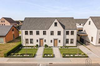 Kwalitatieve energiezuinige pastorij-nieuwbouwwoning met 4 slk, tuin en carport.
Goedgelegen te Desselgem, nabij invalswegen, scholen en openbaar vervoer.

INDELING: inkom en traphal, toilet, grote lichtrijke leefruimte met open geïnstalleerde keuken, berging en wasplaats, handige carport. Aangename tuin.
Op de verdieping bevinden er zich 4 slaapkamers en de badkamer. Handige grote zolder met extra potentieel.

TROEVEN: kwalitatieve afwerking, opgeleverd bij akte (gebruiksklaar), energiezuinig, zonnepanelen, dubbele beglazing.