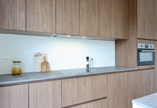 Moderne gesloten <strong>energiezuinige nieuwbouwwoning </strong>(233 m²) met 3 slaapkamers, een carport, staanplaats, handige tuinberging en tuin met oost-oriëntatie. Dankzij de grote, <strong>flexibele zolderruimte </strong>onder het hellend dak is er nog plaats voor een <strong>vierde en eventueel vijfde slaapkamer of hobbyruimte</strong>.<br /><br /><br /><strong>De leefruimte van de woning is dubbel georiënteerd</strong>. Dat betekent dat ze aan de voorkant uitgeeft op het <strong>publieke park</strong>, en aan de achterzijde op je <strong>private tuin</strong>. Binnen en buiten vloeien moeiteloos in elkaar over. <strong>Zalig genieten van al dat groen dus!</strong><br /><br /><strong>Dit huis is uitstekend geïsoleerd en zeer energie-efficiënt</strong>. Een <strong>warmtepomp </strong>en <strong>vloerverwarmingssysteem </strong>creëren altijd een <strong>aangenaam binnenklimaat</strong>, zowel in de zomer als in de winter. En dat heeft natuurlijk een impact op je energiefactuur. Rij je met een elektrische wagen? Dan kan je autostaanplaats of carport voorzien worden van laadinfrastructuur.<br /><br />Meer informatie? Contacteer ons via 014 48 01 62 of check matexi.be/geel-laar.<br /> 