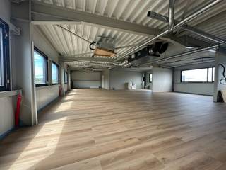 Gunstig gelegen polyvalente kantoorruimte met een totale verhuurbare oppervlakte van 275 m². Het kantoor is helemaal nieuw en perfect instapklaar, met veel ramen en natuurlijke lichtinval die zorgt voor een aangename werkomgeving. De ligging langs de verbindingsweg Torhout - Roeselare en vlotte verbinding naar de autosnelweg zijn een extra troef, samen met de private parking voor je medewerkers en bezoekers.<br />De grote open ruimte is voorzien om naar wens in te delen in aparte kantoren, een landschapsbureel, vergaderzaal en ontvangstruimte. Op de verdieping bevinden zich ook het sanitair, de doucheruimte én alle voorzieningen voor kitchenette en refter. <br />Het kantoor heeft een private gelijkvloerse inkomhal waar een ontvangstruimte, wachtzaal of receptie kan gecreëerd worden. Er zijn 8 parkeerplaatsen voorzien specifiek horend bij de kantoorruimte.<br />Op zoek naar een aangenaam, lichtrijk, nieuw én commercieel gunstig gelegen kantoor? Aarzel niet en contacteer ons voor een bezoek.