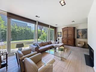 Charmante villa met 3 slpks (tot 6 slpks mogelijk), garage en tuin met zwembad op residentiële ligging te Roeselare!<br /><br /><strong>INDELING:<br /><u><em>Gelijkvloers:</em></u></strong><br />Ruime inkomhal - gezellige living met open haard - kwalitatief afgewerkte eetkamer met houtcassette en veel inbouwkasten (Afgewerkt in samenspraak met binnenhuisarchitect) - ingerichte keuken (O.a. met gasfornuis, dampkap, dubbele spoelbak, frigo én vaatwasmachine - bureel (met inbouwkasten) - berging - ruime kelder (met voorzieningen voor wasmachine en droger) - afzonderlijk gastentoilet (met lavabo) - volledig aangelegde tuin met ruim zonneterras, ZWEMBAD en jacuzzi.<br /><br /><u><em><strong>Eerste verdieping:</strong></em></u><br />Nachthal met inbouwkasten - NIEUWE badkamer (O.a. met dubbel lavabomeubel, hangtoilet en inloopdouche) - 3 RUIME slaapkamers.<br /><br /><u><em><strong>Tweede verdieping:</strong></em></u><br />Zolderruimte: Eventueel 3 extra slaapkamers mogelijk.<br /><br /><u><strong>Opmerkingen:</strong></u><br />- Afgewerkt met kwalitatieve materialen: Massief parket in living en op de eerste verdieping...<br />- Centraal stofzuigsysteem aanwezig (Met nieuwe motor).<br />- Regenwaterput aanwezig.<br />- Waterverzachter aanwezig.<br />- NIEUWE cv-installatie op aardgas.<br />- Vloerverwarming aanwezig in de woonkamer.<br />- Ramen reeds vernieuwd (DUBBELE beglazing).<br />- Keuken en bureel werden destidjs ingericht door Obumex.<br />- Ledverlichting aanwezig.<br />- ALLE GORDIJNEN en VERLICHTINGSARMATUREN blijven hangen!<br />- NIEUWE badkamer aanwezig.<br />- Alarminstallatie aanwezig.<br />- ZWEMBAD aanwezig (6m diameter) met warmtepomp.<br />- Eventueel mogelijkheid om extra garage/bijgebouw te bouwen achteraan in de tuin.<br /><br />Zeer INTERESSANTE villa op TOPligging te Roeselare! Aarzel zeker niet om ons te contacteren voor verdere info en/of een bezoek  ter plaatse: 051/817.817 - info@centro.be.