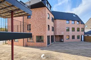 In Residentie Cauliller Poort vind je dit aangename 2-slaapkamerappartement op de eerste verdieping van Blok A. Het appartement combineert modern wooncomfort met een praktische indeling en een aangenaam terras.<br /><br />Indeling:<br />- Inkomhal<br />- Open leefruimte met zithoek, eetkamer en keuken<br />- (Technische) berging<br />- Slaapkamer 1<br />- Slaapkamer 2<br />- Badkamer<br />- Apart toilet<br />- Terras<br /><br />Troeven:<br />+ Energiezuinig: warmtepomp, vloerverwarming, vloerkoeling, ventilatie en zonnepanelen<br />+ E-peil <20: 50% vermindering op de onroerende voorheffing gedurende 5 jaar<br />+ Ondergrondse parking en berging, bereikbaar via het binnenplein<br />+ Lift<br />+ Centrale ligging in Kaulille<br />+ Aankoop aan 6% btw mogelijk onder voorwaarden, ook voor investeerders<br /><br />Prijsberekening incl. kosten, parking en berging bij 6% btw: €426.510,00<br /><br />Wil jij graag de sfeer van Residentie Cauliller Poort ervaren? Contacteer ons en wij helpen je graag dichtblij verder!