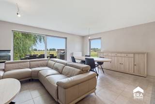 <p>Halfopen woning in landelijke omgeving in Gits, met prachtig uitzicht en een groot perceel.</p>
<p>Deze halfopen bebouwing uit 1977 biedt een aangename combinatie van ruimte, rust en potentieel. Gelegen langs de Bruggesteenweg in Hooglede geniet u hier van een landelijk kader met een open zicht op de omgeving. De woning beschikt over een groot perceel en een ruime parking vooraan, wat zorgt voor extra comfort en praktische toegankelijkheid. Dankzij de functionele indeling met drie slaapkamers, leefruimte en terras vormt dit huis een interessante opportuniteit voor wie op zoek is naar een woning met veel mogelijkheden. De rustige ligging en het mooie uitzicht maken van deze woning een aangename plek om thuis te komen.</p>
<p> </p>
<p>Belangrijkste ruimtes:<br />• Living met aangename lichtinval en zicht op de omgeving<br />• Keuken met praktische indeling<br />• Berging buiten met extra opbergruimte<br />• Toilet<br />• Badkamer<br />• 3 slaapkamers met tal van mogelijkheden<br />• Terras met uitzicht op het perceel en de landelijke omgeving<br /><br /><strong>Ook ideaal als investeringspand! Dit pand kan samen worden aangekocht met Bruggesteenweg 30A, 8830 Gits. Beide panden zijn momenteel verhuurd en genereren elk een maandelijkse huurinkomst van € 1.000.</strong></p>
<p>Neem vandaag nog contact op met je ERA-makelaar voor een bezoek.</p>
<p>JOUW DROOMHUIS. ZO GEVONDEN!</p>