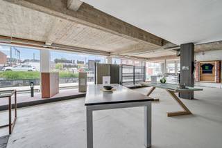 TE KOOP GERAARDSBERGEN<br />Op zoek naar de ideale locatie voor uw handelszaak of kantoor? Deze instapklare commerciële ruimte van meer dan 250 m², gelegen op het gelijkvloers in het hart van Moerbeke, biedt alles wat u nodig heeft om succesvol te ondernemen.<br />De grote vitrine zorgt voor een opvallende en aantrekkelijke etalage, ideaal om uw producten of diensten optimaal in de kijker te zetten. De open en flexibele indeling laat zich eenvoudig aanpassen aan uiteenlopende commerciële invullingen zoals retail, kantoorruimte, showroom of vrije beroepen.<br />Dankzij de ligging nabij scholen, winkels en het openbaar vervoer, geniet dit pand van een uitstekende bereikbaarheid én een natuurlijke instroom van lokaal verkeer. Een toplocatie die visibiliteit, bereikbaarheid en een sterke klantenbasis combineert – perfect voor ondernemers met ambitie.<br /><br />Interesse om deze eigendom te bezichtigen? Neem vandaag nog contact met ons op! Contacteer Emilie: 0472/59.05.39 – emilie@cornelis-partners.be