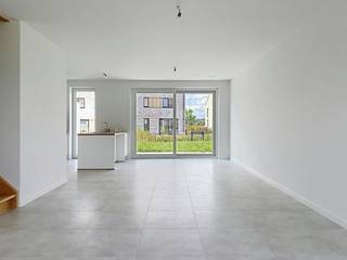 De snelste manier om een bezoek te brengen aan dit huis? Vraag je bezoek aan via de rode knop op onze website (www.dewaele.com) en je wordt gecontacteerd door één van onze verhuurexperten. <br /><br />Woning met 3 slaapkamers, 2 staanplaatsen en zonnige tuin op een centrale ligging te Tielt.<br /><br />Het huis heeft volgende indeling:<br />- Inkom met apart toilet<br />- Lichtrijke leefruimte<br />- Open keuken voorzien van koelkast, vaatwas, kookplaat, dampkap, spoelbak, oven, microgolf en ingemaakte kasten <br />- Berging<br />- 3 slaapkamers <br />- 2 badkamers voorzien van inloopdouche/bad en badkamermeubel <br />- Apart toilet<br />- Zolderruimte/opslagruimte<br />- Zonnige tuin met terras<br />- 2 autostaanplaatsen<br /><br />Extra kenmerken: <br />- Instapklaar en lichtrijk huis<br />- Energiezuinig<br />- Centrale ligging nabij het centrum van Tielt<br /><br />Ben jij geïnteresseerd in dit huis te huur in Tielt? Aarzel dan niet ons te contacteren.